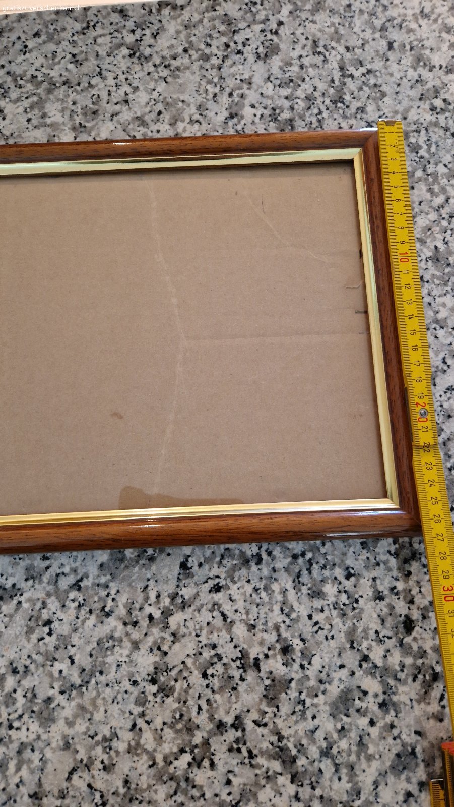 Bilder Rahmen. Ich gebe 2 Bilder Rahmen weiter aus Holz mit 
diesen hübschen mit vergoldetem Rand. Masse: Länge 32 cm Breite 26 cm. Hinterseite klassisch Karton mit Bilder Nägelchen und Aufhänger. Da ich kürzlich umgezogen bin habe ich keinen Plätzchen mehr dafür gefunden. Darf deshalb weiterziehen. Nur Abholung! Bitte nur über Gratis Inserate kommunizieren, damit ich antworten kann.