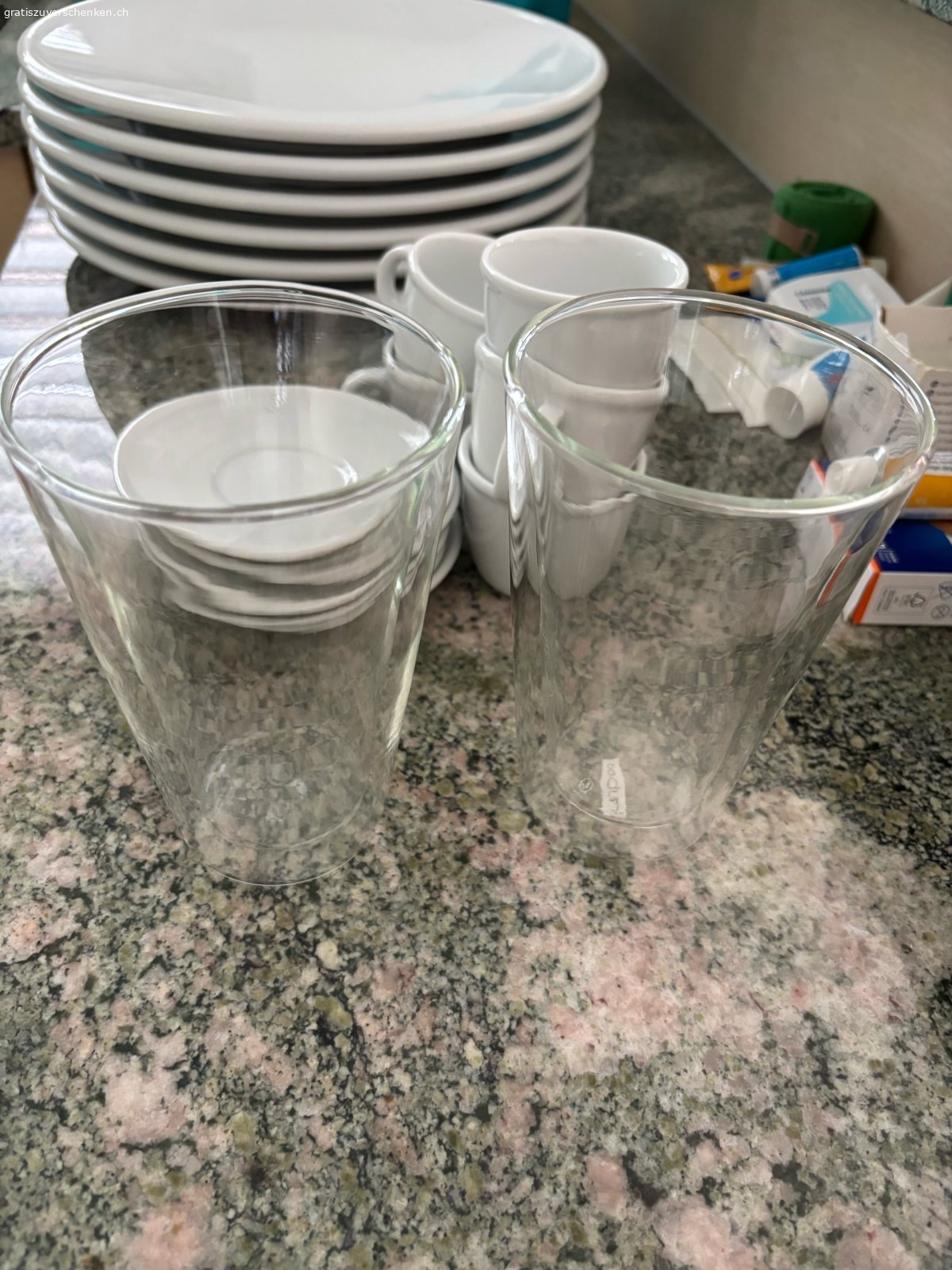 Bodum-Geschirr. infolge Haushaltauflösung: 
6 Platzteller, Durchmesser 31cm
5 Espressotassen mit Unterteller
2 Doppelwandgläser