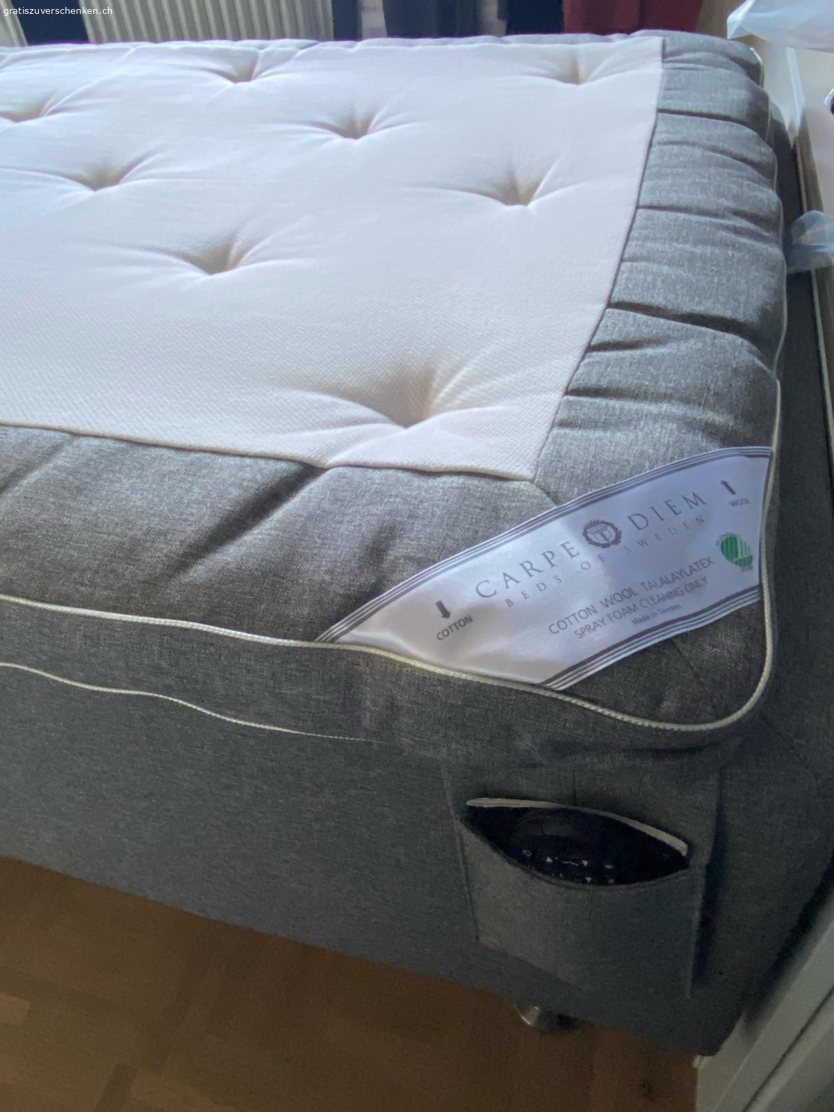 Boxspringbett 210x105 (Überlänge). Boxspringbett der Luxusmarke CARPE DIEM, Modell VINGA - 10-jährig aber selten genutzt. Ohne Topper.
Motorisiert mit Fernbedienung und Gebrauchsanweisung, Rechnung (9'079.- CHF)
MUSS ABGEHOLT WERDEN, 4. Stock!! Lift ist zu klein...