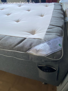 Boxspringbett 210x105 (Überlänge). Boxspringbett der Luxusmarke CARPE DIEM, Modell VINGA - 10-jährig aber selten genutzt. Ohne Topper.
Motorisiert mit Fernbedienung und Gebrauchsanweisung, Rechnung (9'079.- CHF)
MUSS ABGEHOLT WERDEN, 4. Stock!! Lift ist zu klein...