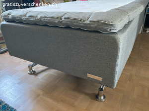 Boxspringbett 210x105 (Überlänge). Boxspringbett der Luxusmarke CARPE DIEM, Modell VINGA - 10-jährig aber selten genutzt. Ohne Topper.
Motorisiert mit Fernbedienung und Gebrauchsanweisung, Rechnung (9'079.- CHF)
MUSS ABGEHOLT WERDEN, 4. Stock!! Lift ist zu klein...