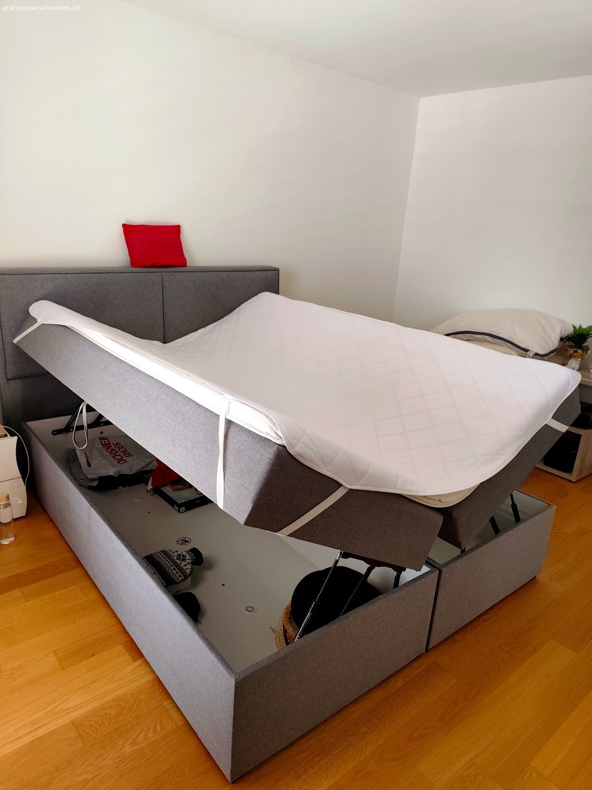 Boxspringbett. Aufgrund Zusammenzug mit meinem Partner wird das Boxspringbett nicht mehr benötigt. Es ist immer noch in einem prima Zustand. Das Bett kann beidseitig aufgeklappt werden und bietet in den beiden Bettkästen viel Stauraum. Es kann mit oder ohne Matratze übernommen werden.

Masse (L x B x H): 215 x 160 x 113 cm

Muss selbst demontiert und abgeholt werden. Sollte zwischen 10. Oktober 2026 und 14. November 2026 abgeholt werden.
