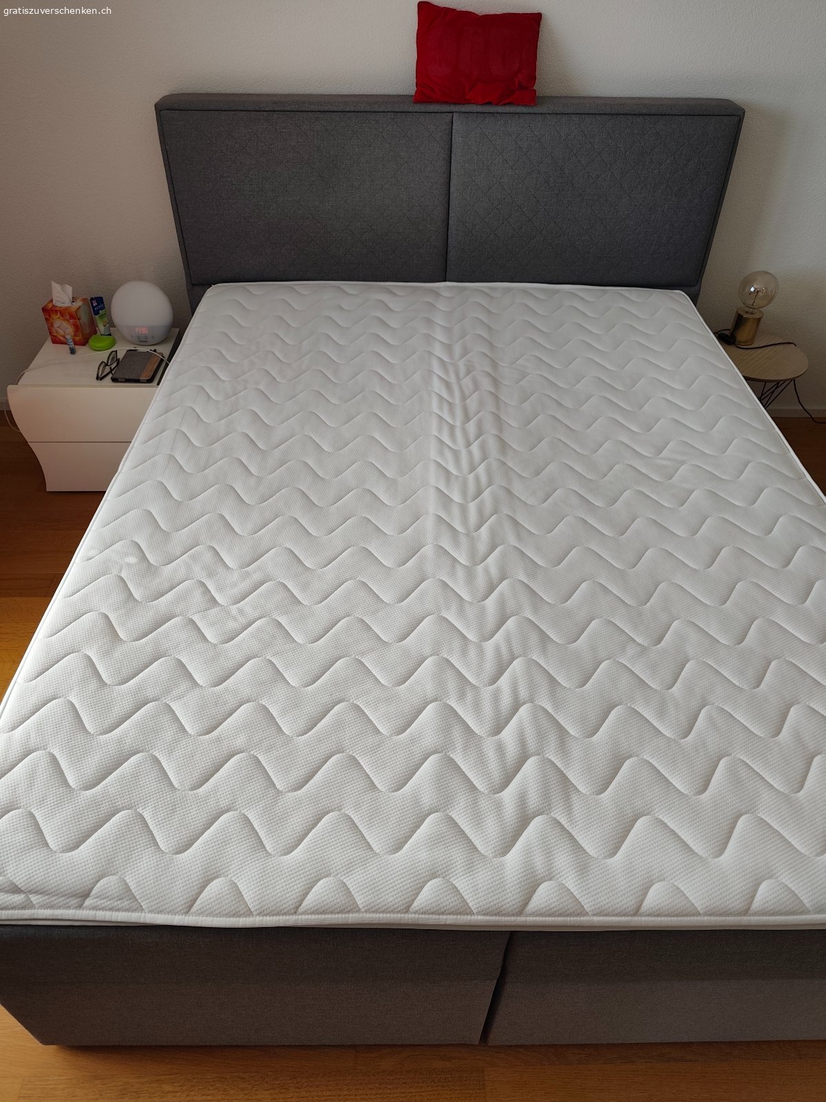 Boxspringbett. Aufgrund Zusammenzug mit meinem Partner wird das Boxspringbett nicht mehr benötigt. Es ist immer noch in einem prima Zustand. Das Bett kann beidseitig aufgeklappt werden und bietet in den beiden Bettkästen viel Stauraum. Es kann mit oder ohne Matratze übernommen werden.

Masse (L x B x H): 215 x 160 x 113 cm

Muss selbst demontiert und abgeholt werden. Sollte zwischen 10. Oktober 2026 und 14. November 2026 abgeholt werden.