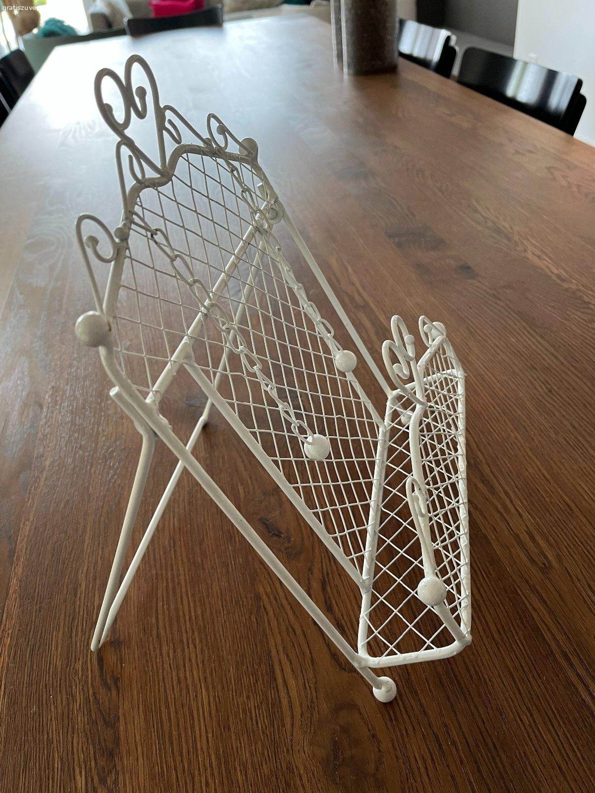 Buchständer. Ich verschenke einen praktischen dekorativen Buchständer. Ideal für Kochbücher.