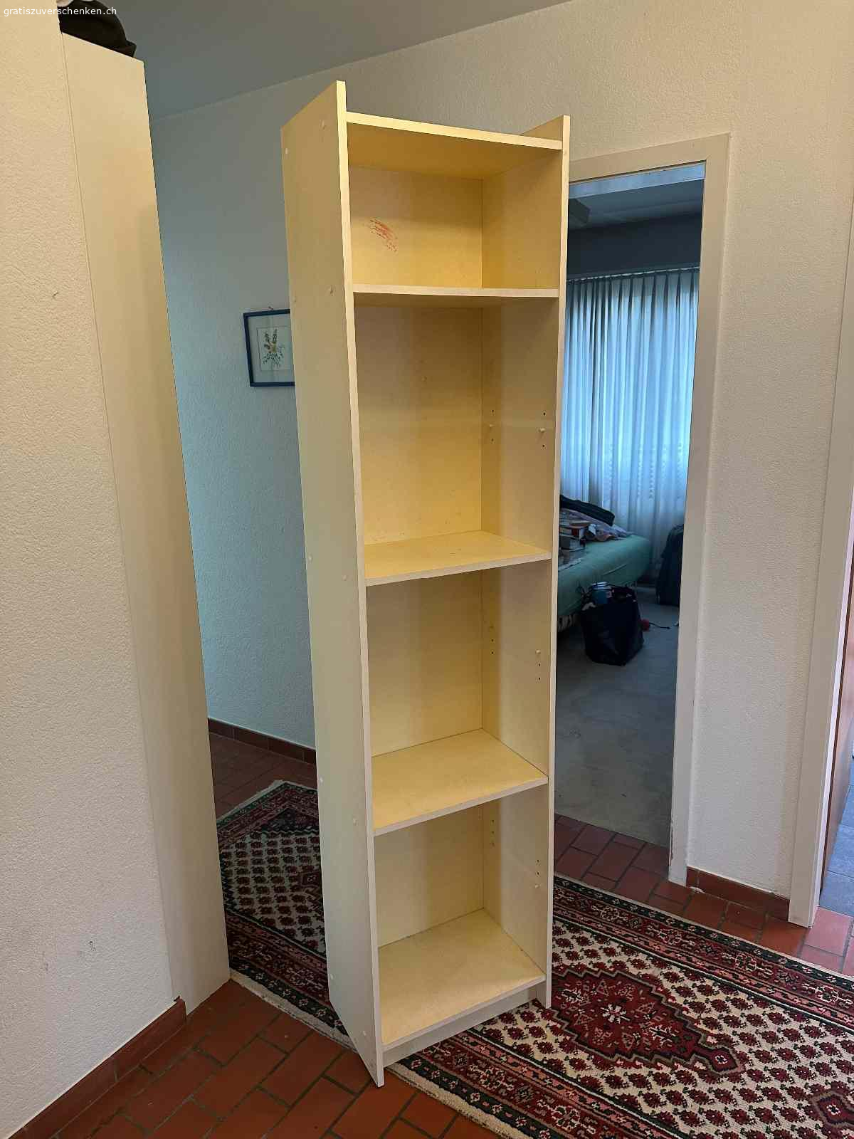 Büchergestell. Stabiles Büchergestell. Leicht gelblich verfärbt. Kleine Flecken. Ideal für Abstellraum, Keller etc.
Höhe 195 cm, Breit 46 cm, Tiefe 28.cm