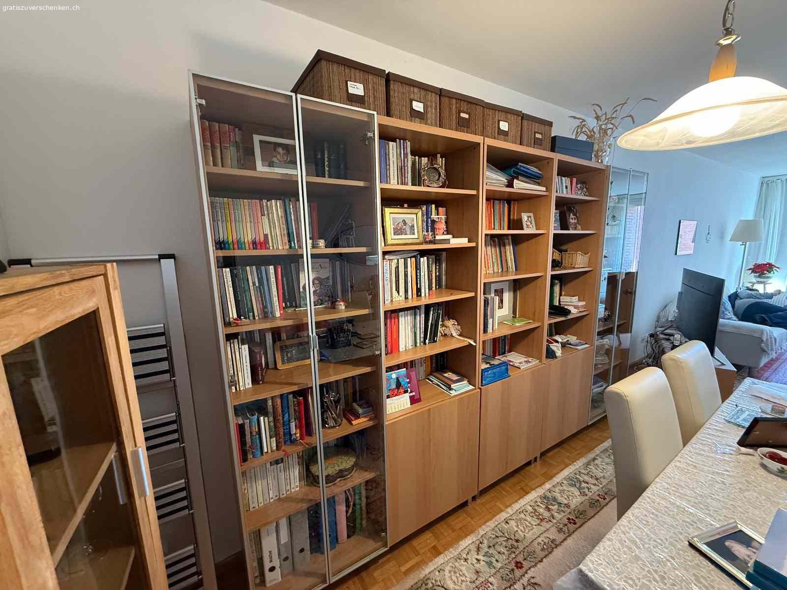 Bücherregal mit Glastüren. 220cm x 300 cm.
Kombination von offener und geschlossener Aufbewahrung.
Sehr guter Zustand. Muss abmontiert und abgeholt werden.