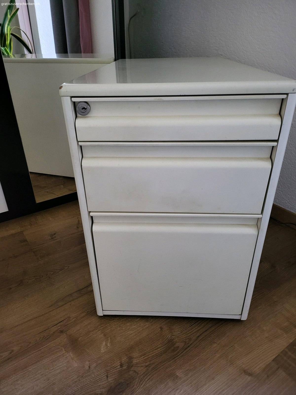 Büro-Kondole. mit 3 ausziehbaren Schubladen -ist mit Schlüssel zum Verdchliessen. 
Muss bis am 8.05.26 abgeolt werden! ( muss herausgetragen werden-Parterre)