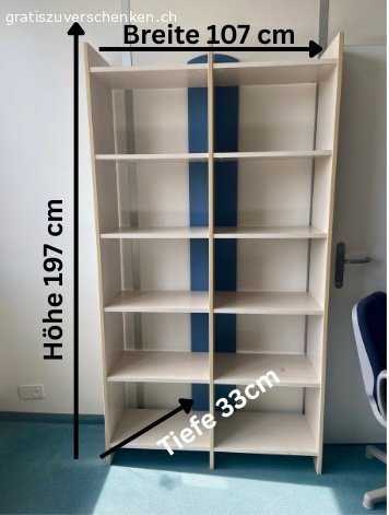 Büromöbel gratis abzugeben. Wir haben noch einige Büromöbel gratis abzugeben.
Von den kleineren Pulten sind noch jeweils 6 zu haben.
Von den grösseren braunen Schreibtischen sind noch 2 da, die man auch zu einem Eckschreibtisch verbinden kann. Das Verbindungsteil ist vorhanden, ebenso 1 Rollcontainer.
Es gib noch zwei von den grösseren weissen Tischen.