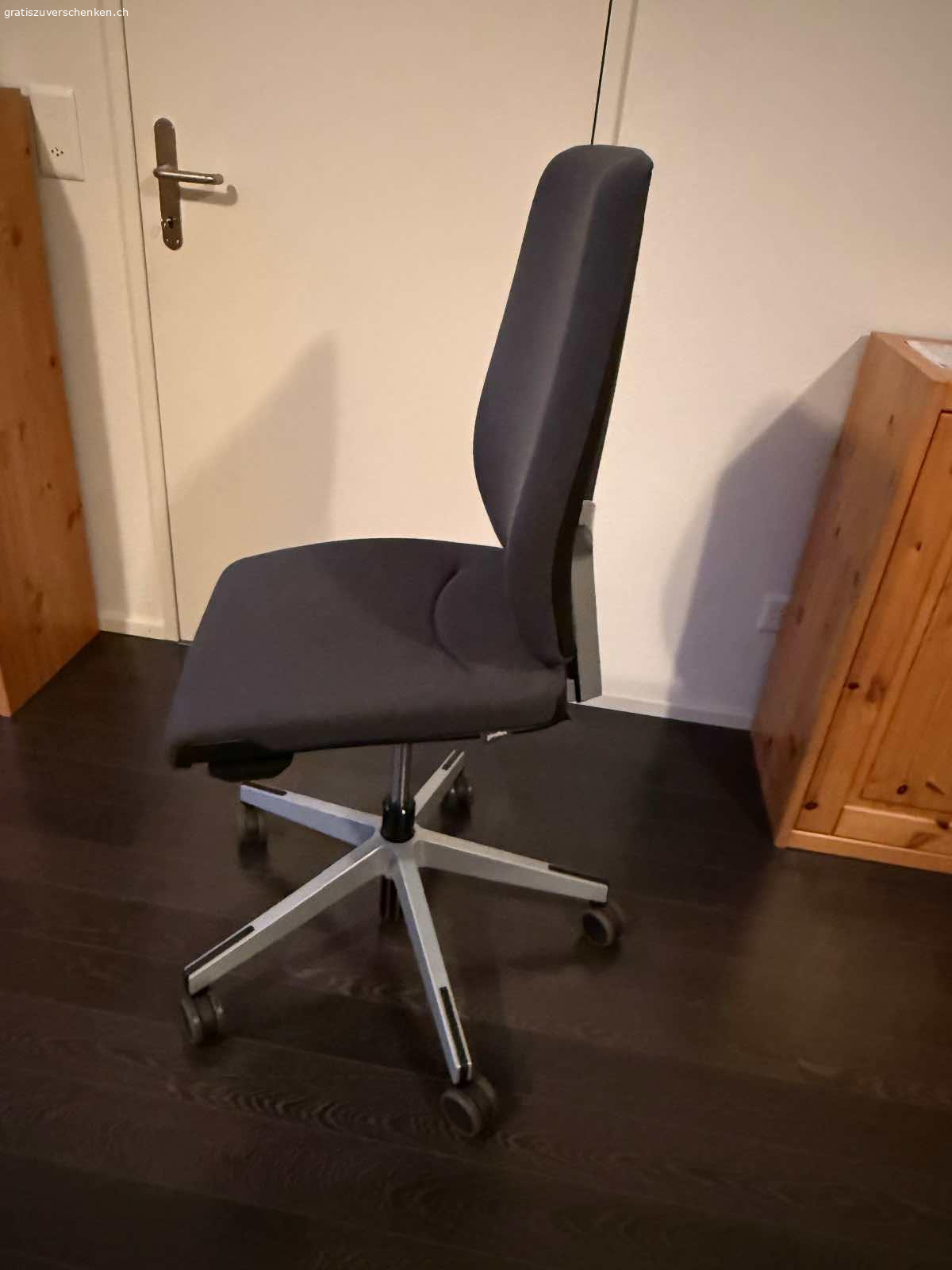 Bürostuhl. Bürostuhl ungebraucht zu verschenken