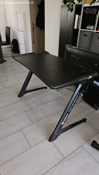 Bürotisch im Sci-Fi Stil