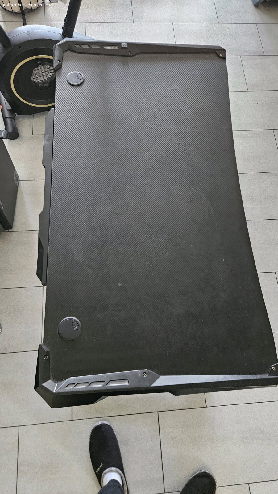 Bürotisch im Sci-Fi Stil. BITTE NUR SMS - KEINE E-MAIL.
Mit LED Beleuchtung und Ablage für Kabel. Masse: 115cm x 62cm x 77cm. Adresse ist eine andere