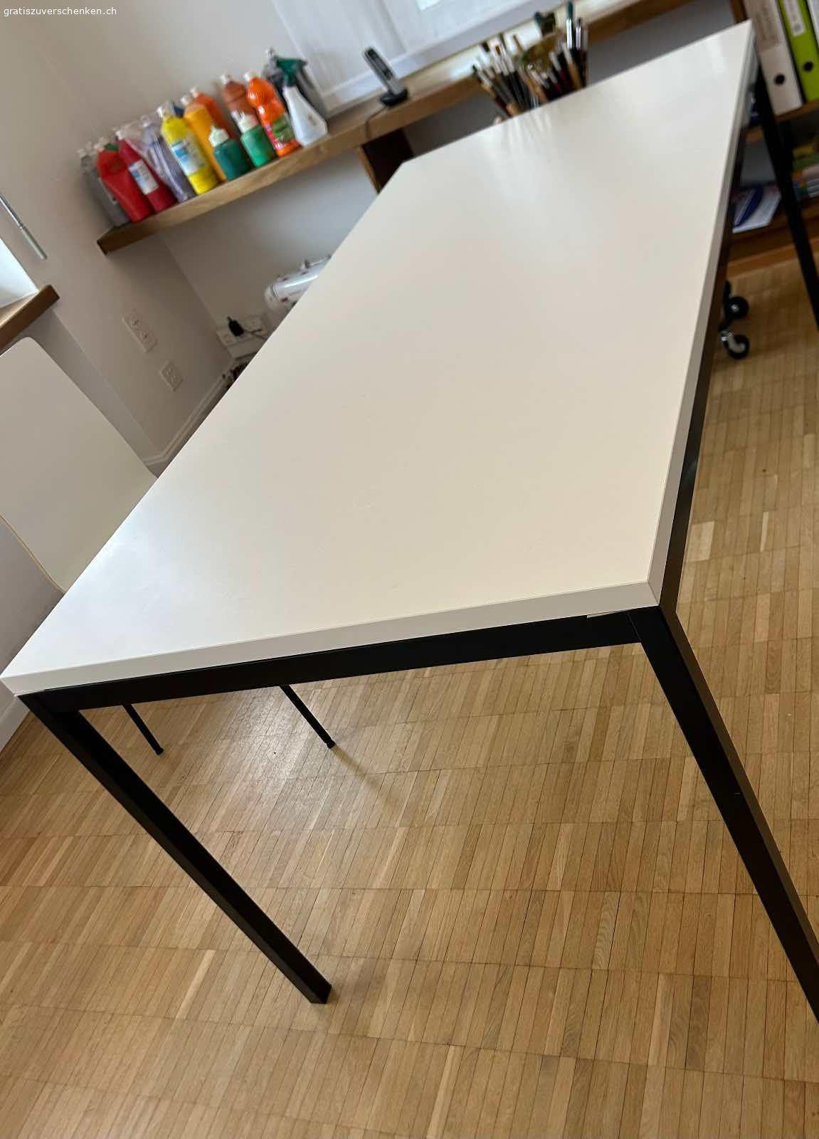 Bürotisch. Müsste noch befestigt werden
Platte ist neu, habe noch keine Schrauben besorgt, da spontan umgeräumt. 
Platte und Tisch könnten separat genutzt werden

Gleiches Gestell noch in silbrig