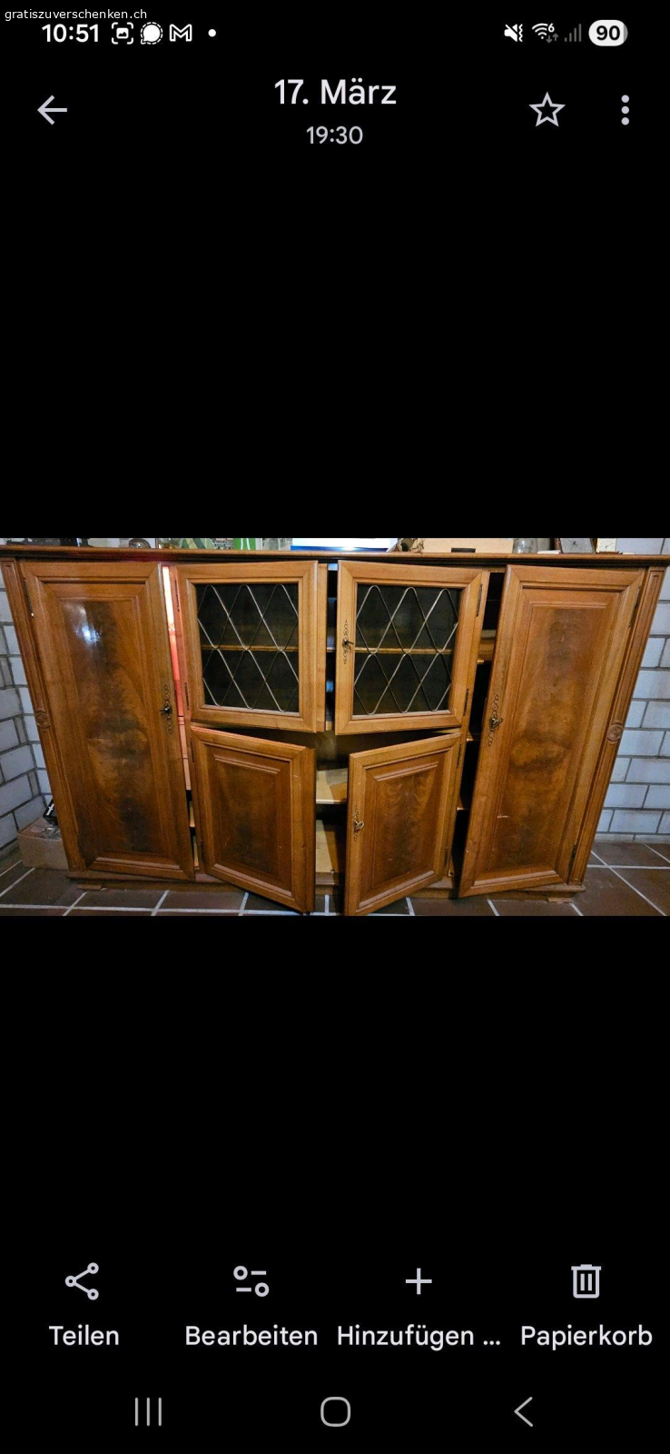 Buffet aus Massivholz. Sehr schönes und gut erhaltenes Buffet aus Massivholz.
Ddr linke Innenraum ist beleuchtet.
Masse:
Länge: 223 cm
Höhe: 135 cm
Tiefe: 51 cm