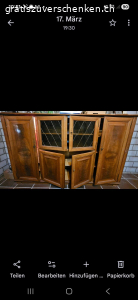 Buffet aus Massivholz. Sehr schönes und gut erhaltenes Buffet aus Massivholz.
Ddr linke Innenraum ist beleuchtet.
Masse:
Länge: 223 cm
Höhe: 135 cm
Tiefe: 51 cm