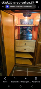 Buffet aus Massivholz. Sehr schönes und gut erhaltenes Buffet aus Massivholz.
Ddr linke Innenraum ist beleuchtet.
Masse:
Länge: 223 cm
Höhe: 135 cm
Tiefe: 51 cm