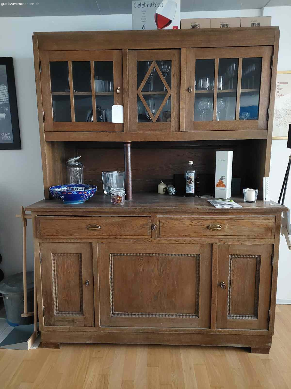 Buffet / Vitrine zu verschenken. Ein Buffet / Vitrine abzugeben. Material ist Holz/Glas,  Zustand ist gut, Breite 150/Tiefe 60/Höhe 180