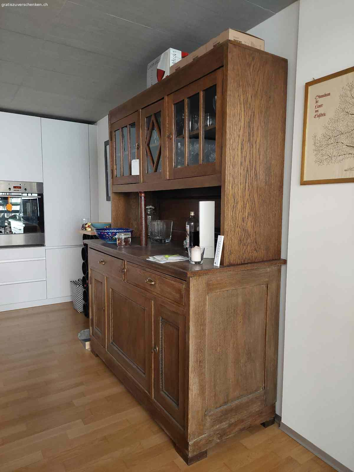 Buffet / Vitrine zu verschenken. Ein Buffet / Vitrine abzugeben. Material ist Holz/Glas,  Zustand ist gut, Breite 150/Tiefe 60/Höhe 180