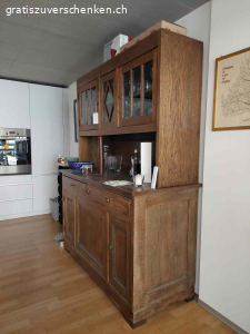 Buffet / Vitrine zu verschenken. Ein Buffet / Vitrine abzugeben. Material ist Holz/Glas,  Zustand ist gut, Breite 150/Tiefe 60/Höhe 180