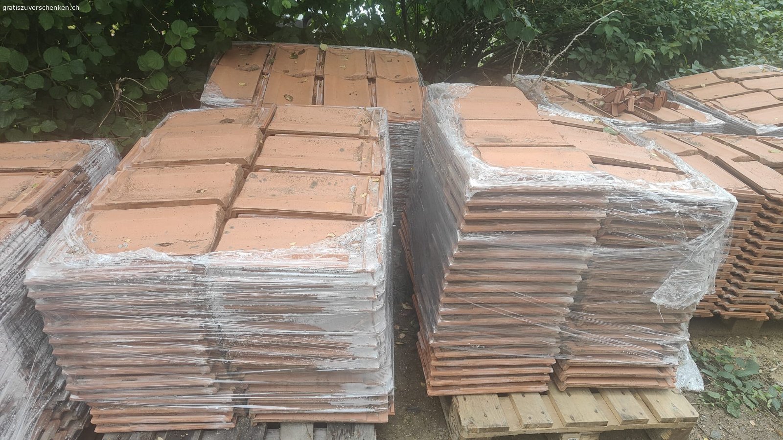 Ca. 1’200 Ton-Dachziegel / rund 80 m² Dacheindeckung. Wir verschenken aufgrund eines Dachumbaus insgesamt 11 Paletten gebrauchte Ton-Dachziegel. Bevorzugt geben wir alle 11 Paletten zusammen ab. Eine Übernahme einer grösseren Teilmenge ist nach Absprache ebenfalls möglich. Nur Abholung. 

Unser Ostdach wird für eine vollflächige Photovoltaikanlage umgebaut, deshalb benötigen wir die bisherigen Ziegel nicht mehr.

Angaben:
ca. 1’200 Dachziegel 
insgesamt 11 Paletten
zuvor auf einer Dachfläche von rund 80 m² verbaut
ca. 40 Jahre alt
naturrote Tonziegel
kostenlos / gratis abzugeben

Die Ziegel wurden sorgfältig abgedeckt und auf Paletten gestapelt. Sie sind in gutem Zustand und können wiederverwendet werden. Vor dem erneuten Verlegen empfiehlt sich eine kurze Reinigung mit einer Bürste.

Die Ziegel sollten möglichst bald abgeholt werden.

Praktisch für die Abholung: In der kommenden Woche ist auf unserer Baustelle ein Kran vor Ort. Nach Absprache besteht ggf. die Möglichkeit beim Verladen zu helfen. 

Bei Interesse bitte möglichst bald melden.
Gruss Michael