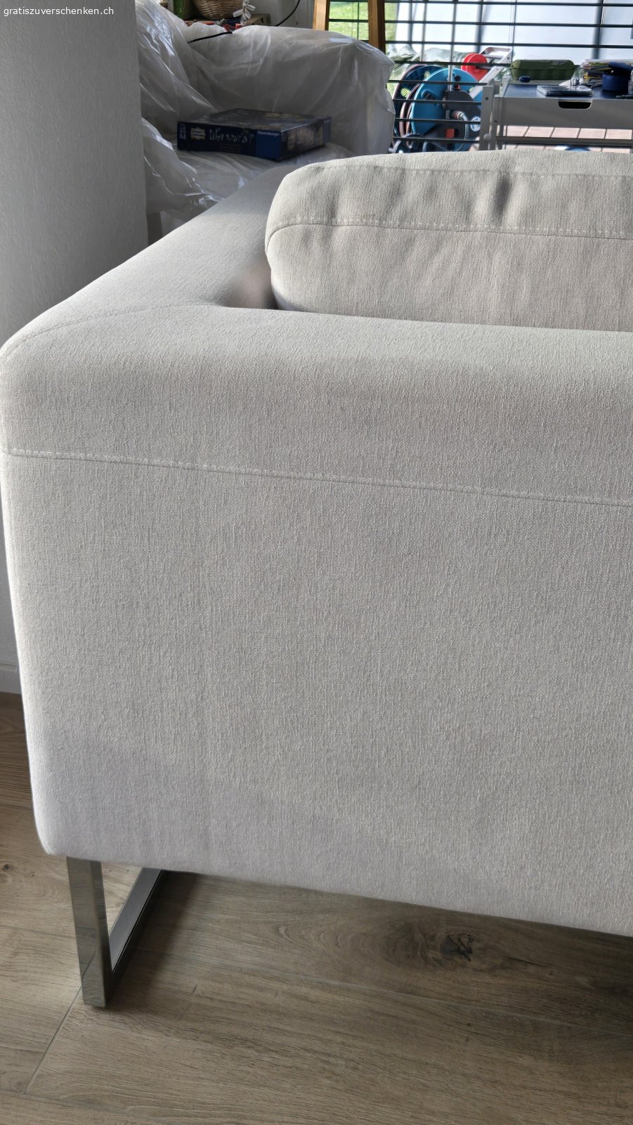 Candy Camp / Caja Sofa-Set – 3-S. Zu verschenken: Candy Camp / Caja Sofa-Set – 3-Sitzer + 2,5-Sitzer + Hocker

Wir verschenken ein modulares Sofa-Set Candy Camp / Caja mit weissem Easy-Care-Stoffbezug und verchromten Metallfüssen.

Das Set besteht aus:

1 × 3-Sitzer mit 2 Armlehnen: 230 × 98 cm, Höhe 83 cm

1 × 2,5-Sitzer mit 2 Armlehnen: 210 × 98 cm, Höhe 83 cm

1 × Hocker: 80 × 80 cm

Sitzhöhe: 46 cm

Sitztiefe: 57 cm

Zustand: guter Allgemeinzustand

Das Sofa-Set wird kostenlos abgegeben und muss selbst abgeholt sowie transportiert werden.

Abzuholen in 8602 Wangen-Brüttisellen.

Abgabe wie gesehen, ohne Garantie und ohne Rücknahme.