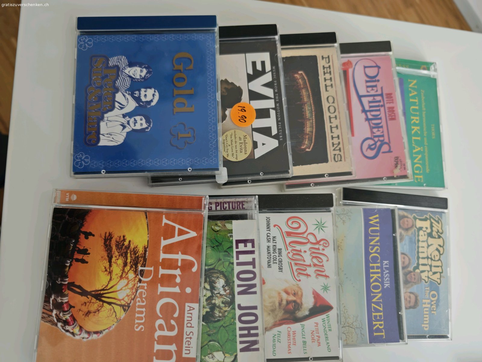 CD mit Ständer. Sammelsurium von CD