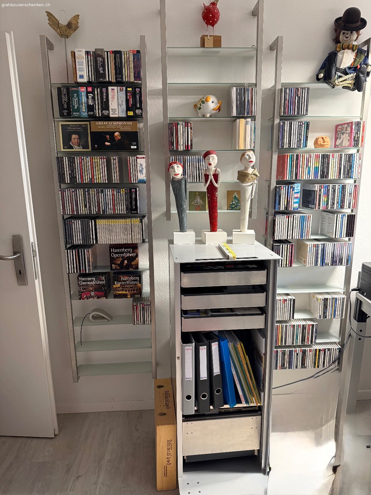 CD-Wandregal. 3 CD-Wandregale mit Glastablare. Ohne CD‘s, Deko und Rolleagen!
2 x 170x46 & 1 x 98x46


Muss in Küsnacht ZH  abmontiert und abgeholt werden!!!