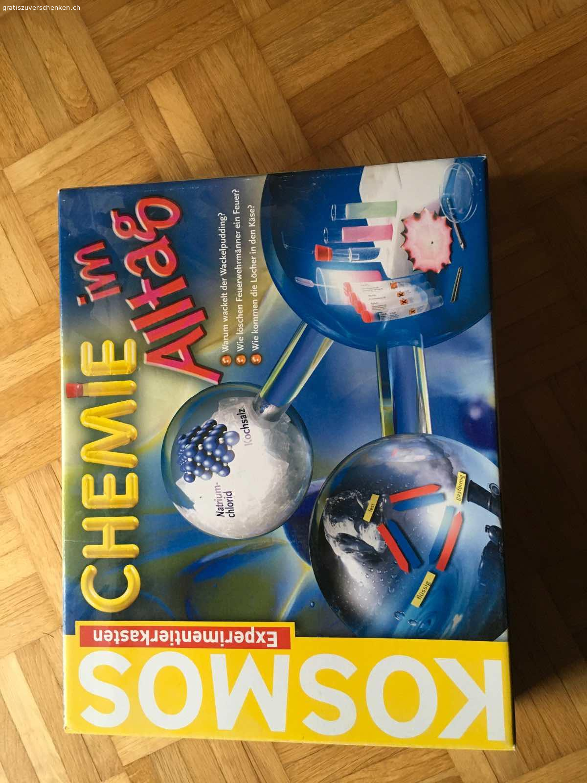 Chemie-Experimentierkasten Kosmos. Wurde nur einmal von meiner Tochter benutzt. Alles vollständig, ich habe es anhand der Anleitung kontrolliert.