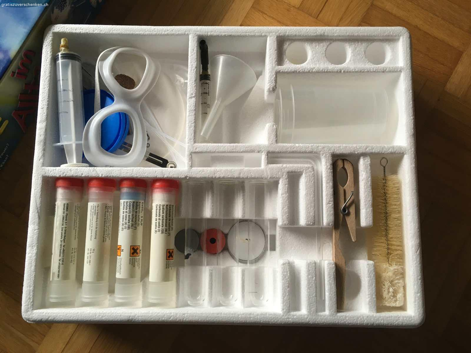 Chemie-Experimentierkasten Kosmos. Wurde nur einmal von meiner Tochter benutzt. Alles vollständig, ich habe es anhand der Anleitung kontrolliert.