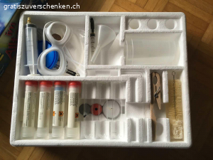 Chemie-Experimentierkasten Kosmos. Wurde nur einmal von meiner Tochter benutzt. Alles vollständig, ich habe es anhand der Anleitung kontrolliert.