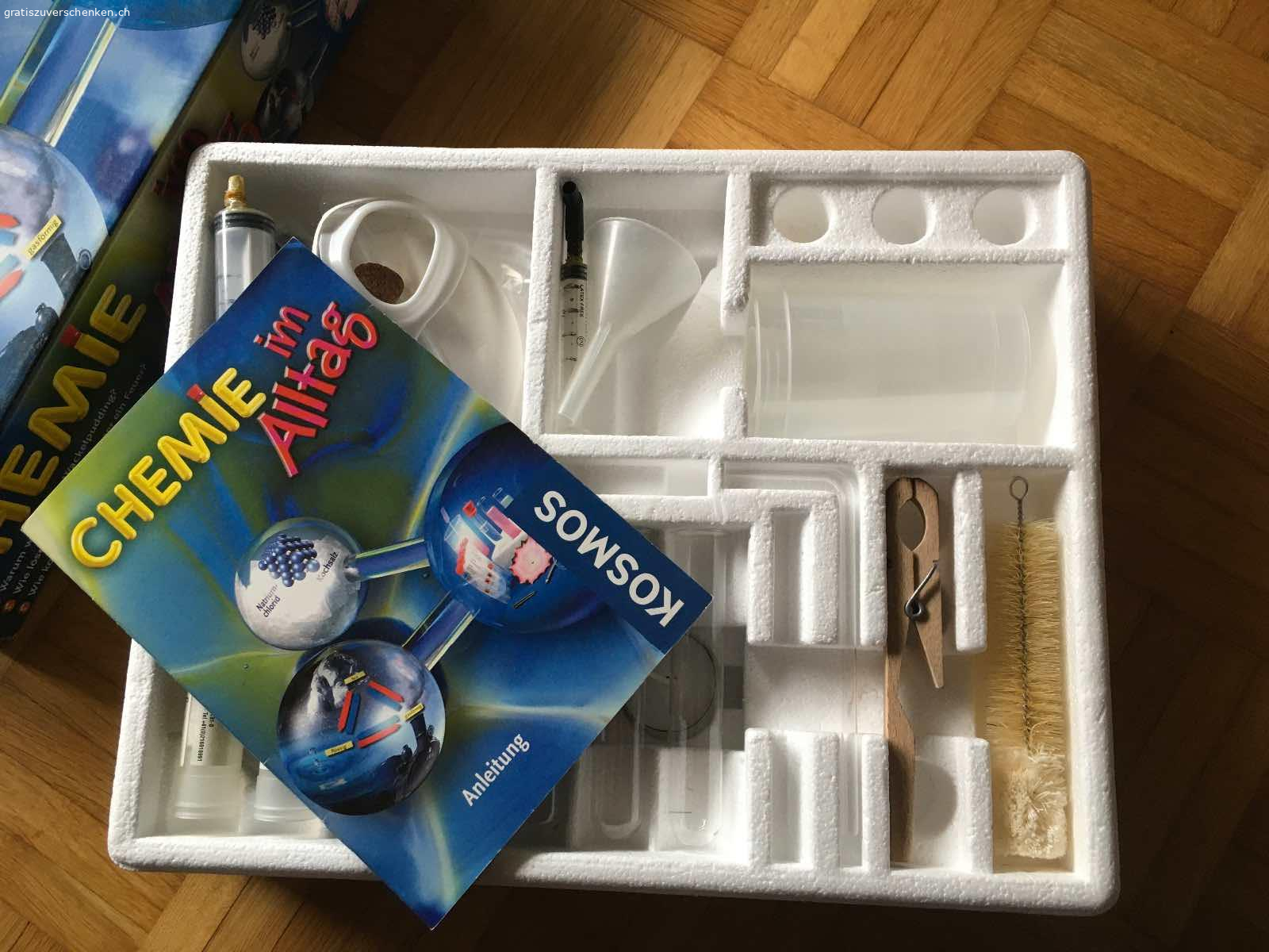 Chemie-Experimentierkasten Kosmos. Wurde nur einmal von meiner Tochter benutzt. Alles vollständig, ich habe es anhand der Anleitung kontrolliert.