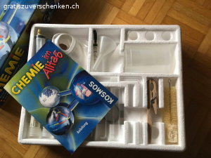 Chemie-Experimentierkasten Kosmos. Wurde nur einmal von meiner Tochter benutzt. Alles vollständig, ich habe es anhand der Anleitung kontrolliert.