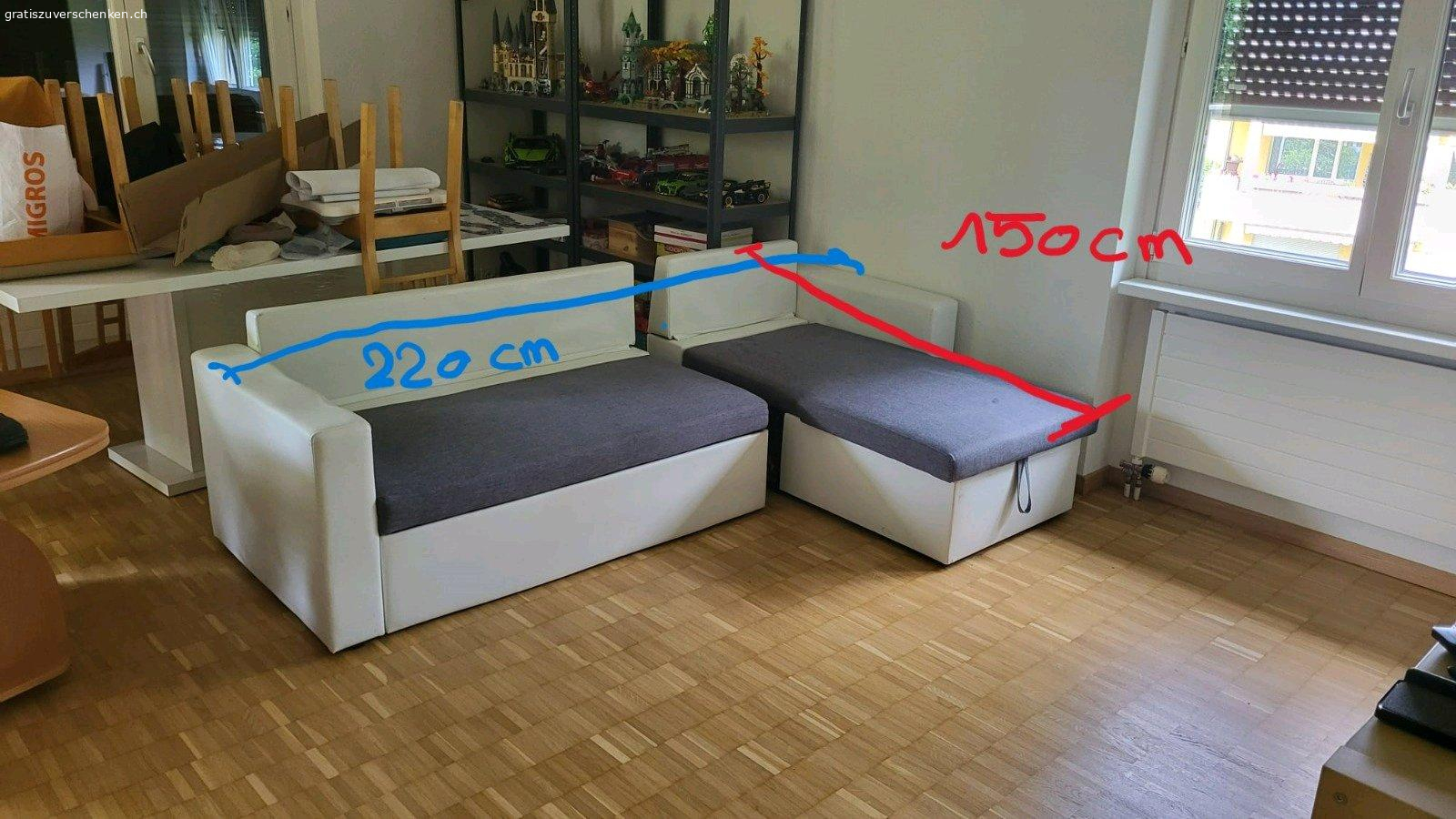 Couch / Sofa (ausziehbar) abzugeben. Aufgrund eines anstehenden Umzugs gebe ich diese Couch kostenlos ab.

Masse sind auf dem Bild zu sehen.
Die Couch lässt sich ausziehen. Leider sind die beiden Rollen der Couch defekt, was aber das Ausziehen nicht hindert.

Muss abgeholt werden (3. OG)