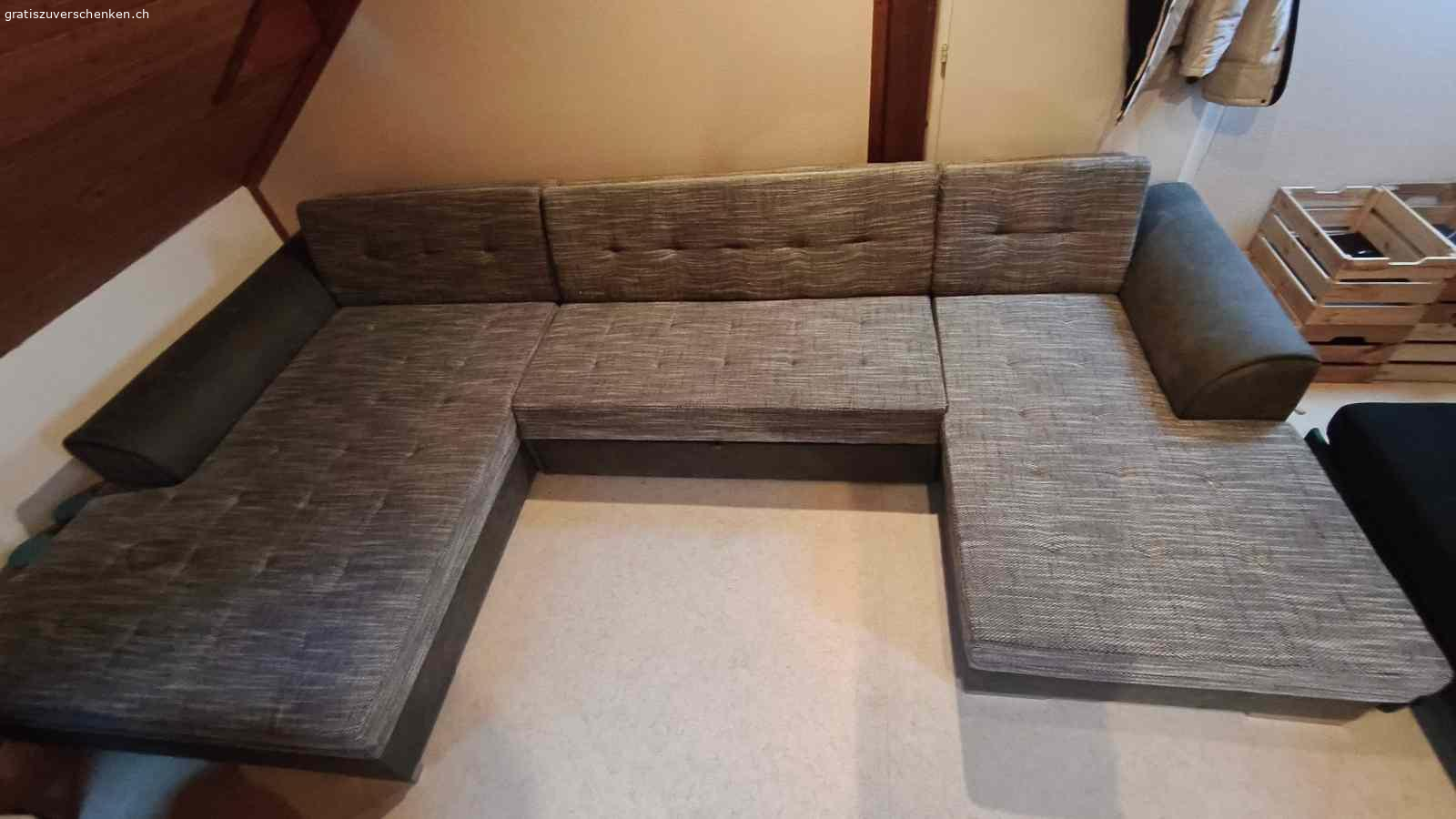 Couch, Sofa 355x195 cm. Ich möchte mein Sofa schenken. Es lässt sich in drei Teile zerlegen und hat die Masse 355 x 195 cm. Bei Interesse erreichen Sie mich unter der Telefonnummer oder per E-Mail… Patrik.