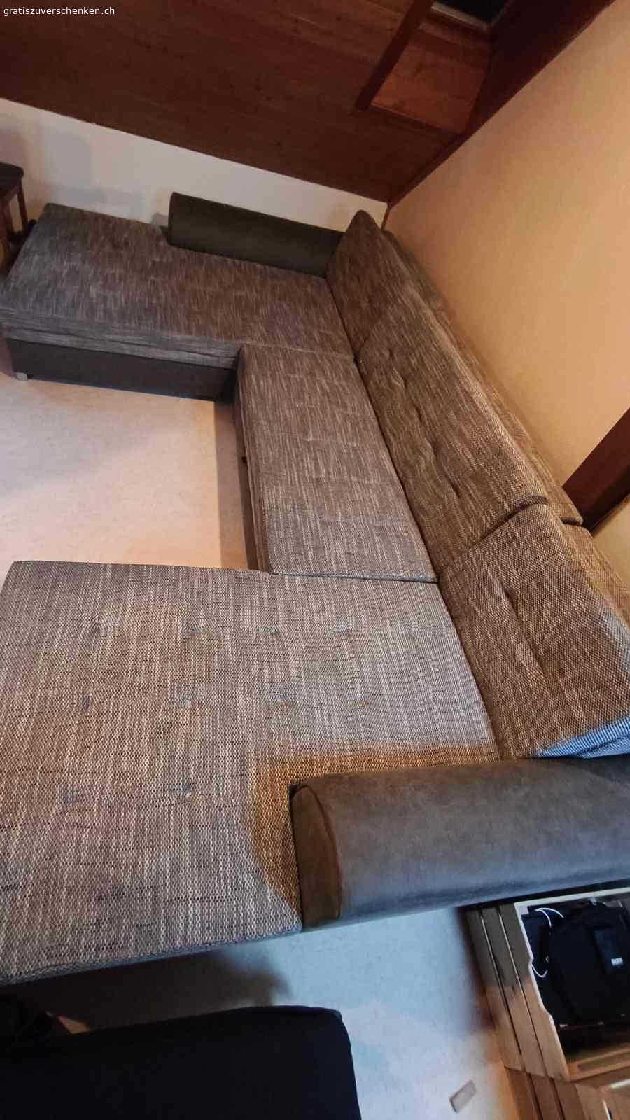 Couch, Sofa 355x195 cm. Ich möchte mein Sofa schenken. Es lässt sich in drei Teile zerlegen und hat die Masse 355 x 195 cm. Bei Interesse erreichen Sie mich unter der Telefonnummer oder per E-Mail… Patrik.