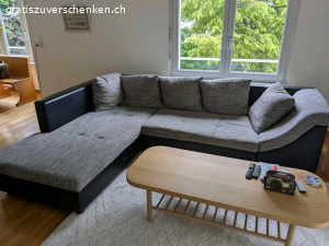 Couch / Sofa kostenlos abzugeben. Aufgrund eines anstehenden Umzugs gebe ich diese Couch kostenlos ab.

Masse sind auf dem Bild zu sehen.
Die Couch lässt sich ausziehen.

Muss abgeholt werden (3. OG)