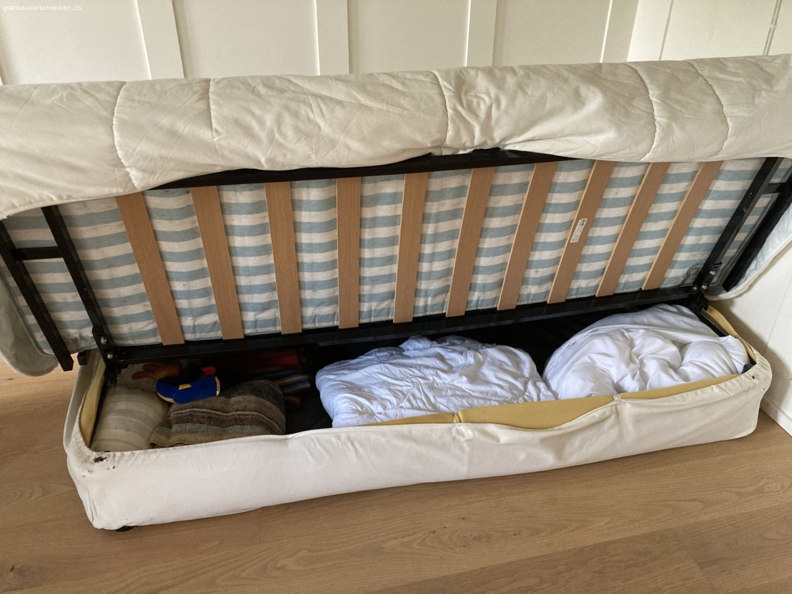 Couch und Bett. Ich habe eine Couch, die sich zum Doppelbett klappen lässt inklusive Matratze abzugeben.
Überzug ist waschbar. 
Masse: 140 x 190 x 41
Bettkasten mit reichlich Platz
Weiche Federkernmatratze
Sehr leicht zu transportieren
Lattenrost
Aus sehr sauberem Haushalt