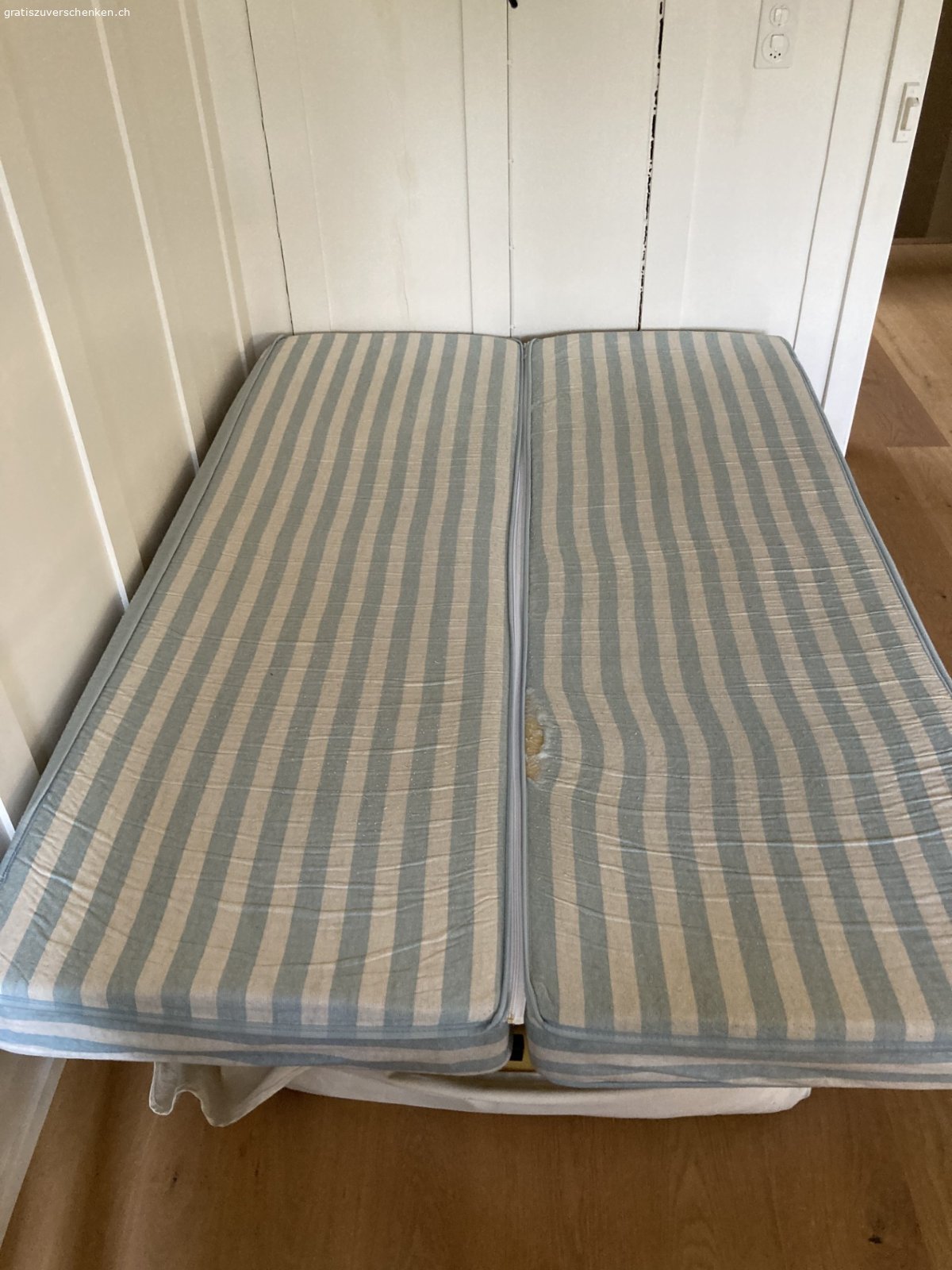 Couch und Bett. Ich habe eine Couch, die sich zum Doppelbett klappen lässt inklusive Matratze abzugeben.
Überzug ist waschbar. 
Masse: 140 x 190 x 41
Bettkasten mit reichlich Platz
Weiche Federkernmatratze
Sehr leicht zu transportieren
Lattenrost
Aus sehr sauberem Haushalt