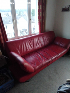 Couch. Rote zweier und dreier Leder Couch gebraucht aber noch im gutem zustand