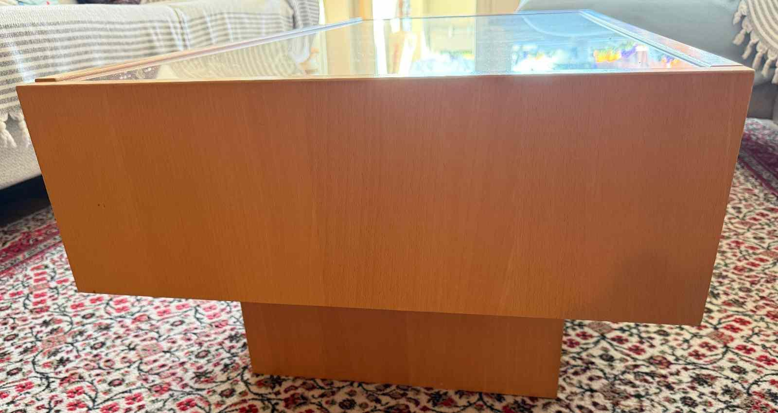 Couchtisch. Couchtisch 60 cm x 120 cm. Mit Glasplatte und Schubladen. Guter Zustand. Muss abgeholt werden.