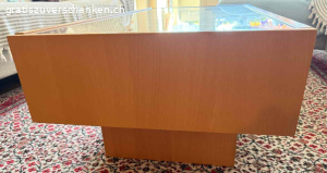 Couchtisch. Couchtisch 60 cm x 120 cm. Mit Glasplatte und Schubladen. Guter Zustand. Muss abgeholt werden.