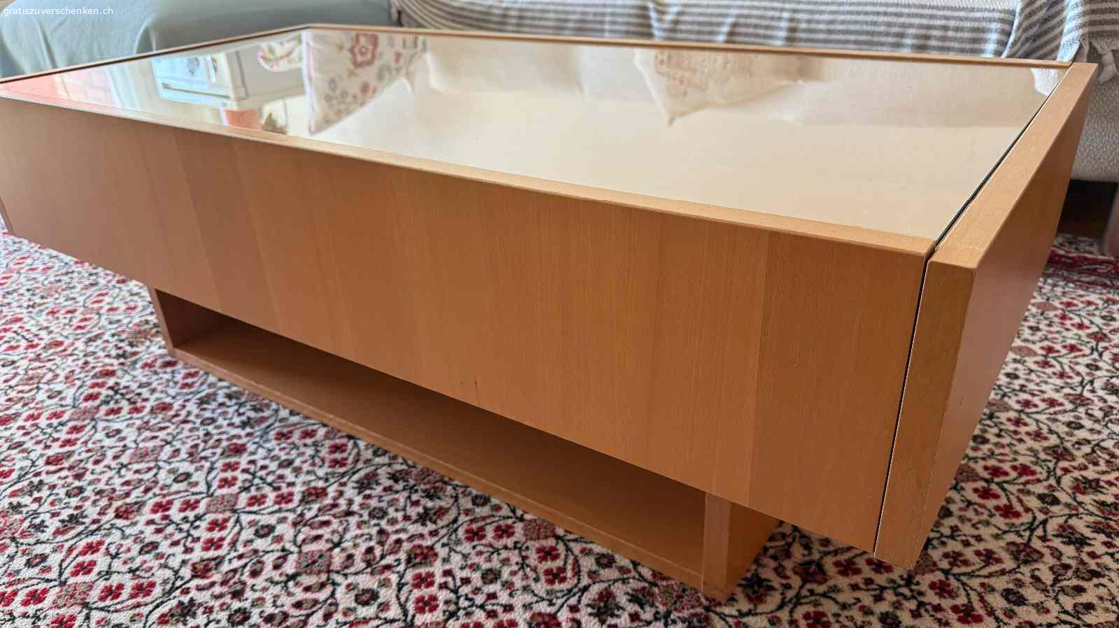 Couchtisch. Couchtisch 60 cm x 120 cm. Mit Glasplatte und Schubladen. Guter Zustand. Muss abgeholt werden.