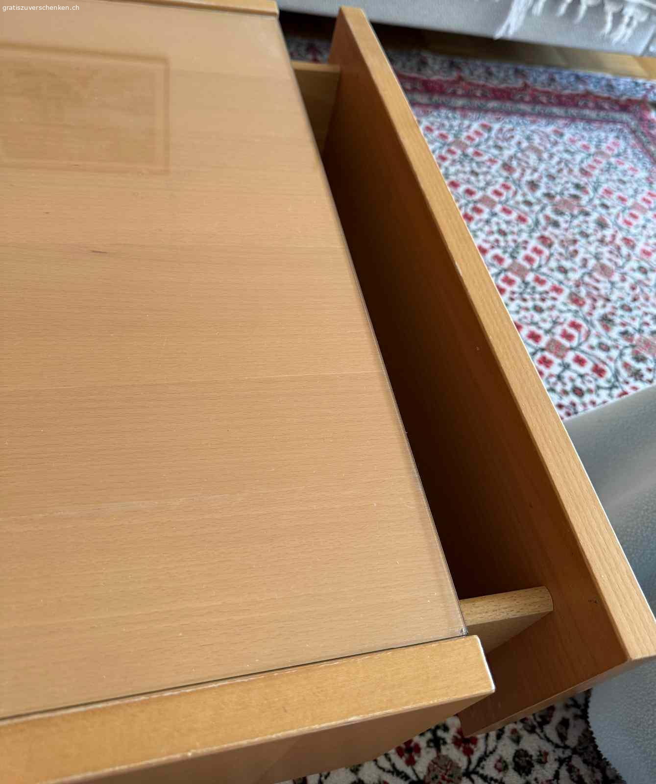 Couchtisch. Couchtisch 60 cm x 120 cm. Mit Glasplatte und Schubladen. Guter Zustand. Muss abgeholt werden.