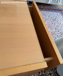 Couchtisch. Couchtisch 60 cm x 120 cm. Mit Glasplatte und Schubladen. Guter Zustand. Muss abgeholt werden.