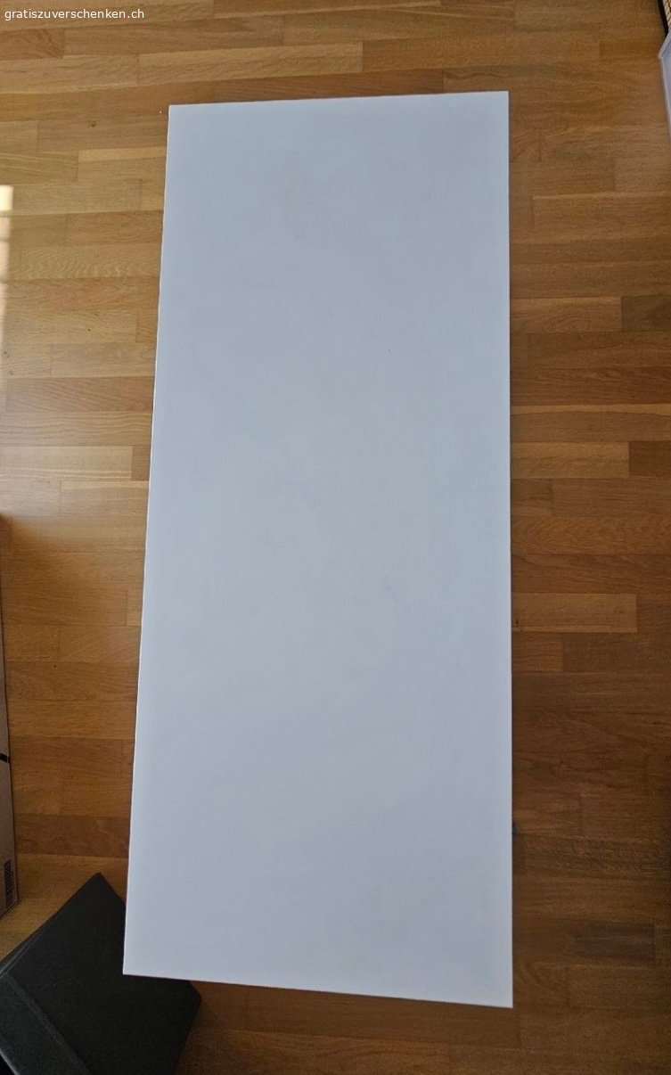 Couchtisch. Ikea Vihals Couchtisch / Salontisch
37 cm hoch 37 cm breit und 91 cm lang
Mit Räder und Schrauben dabei, aktuell nicht montiert
Guter Zustand

in Chur Wiesental abzuholen