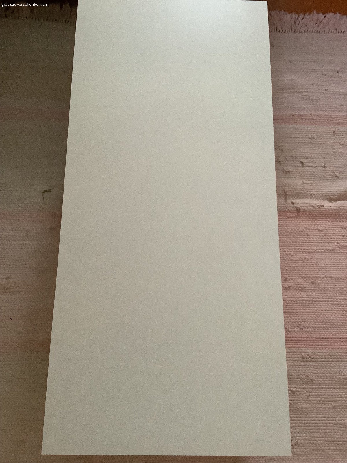 Couchtisch. Couchtisch / Salontisch
50 cm breit und 110 cm lang
40 cm hoch mit Füsse und Filzfüsse
Guter Zustand, wenig leichte Kratzer
Relativ schwer
In Chur Wiesental abzuholen
