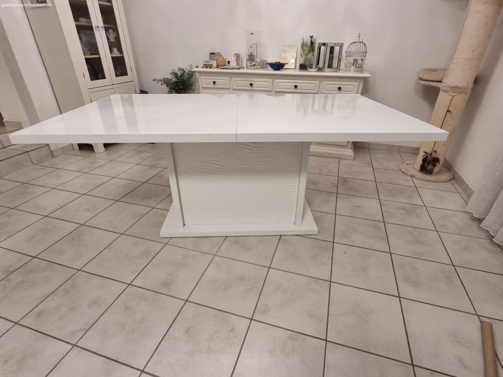 Designer Esstisch hochglanz. Esstisch weiss 180cm x 100cm zum ausziehen. (Verlängerung 45cm). Höhe 75.5 cm. Kann je nach Bedarf beleuchtet werden. Mit Gebrauchsspuren.

Muss in 4618 Boningen abgeholt werden