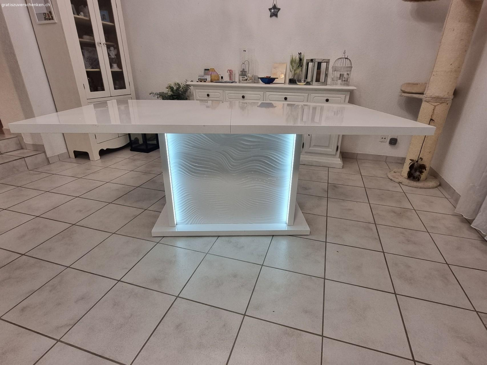 Designer Esstisch hochglanz. Esstisch weiss 180cm x 100cm zum ausziehen. (Verlängerung 45cm). Höhe 75.5 cm. Kann je nach Bedarf beleuchtet werden. Mit Gebrauchsspuren.

Muss in 4618 Boningen abgeholt werden