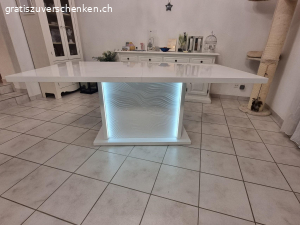 Designer Esstisch hochglanz. Esstisch weiss 180cm x 100cm zum ausziehen. (Verlängerung 45cm). Höhe 75.5 cm. Kann je nach Bedarf beleuchtet werden. Mit Gebrauchsspuren.

Muss in 4618 Boningen abgeholt werden