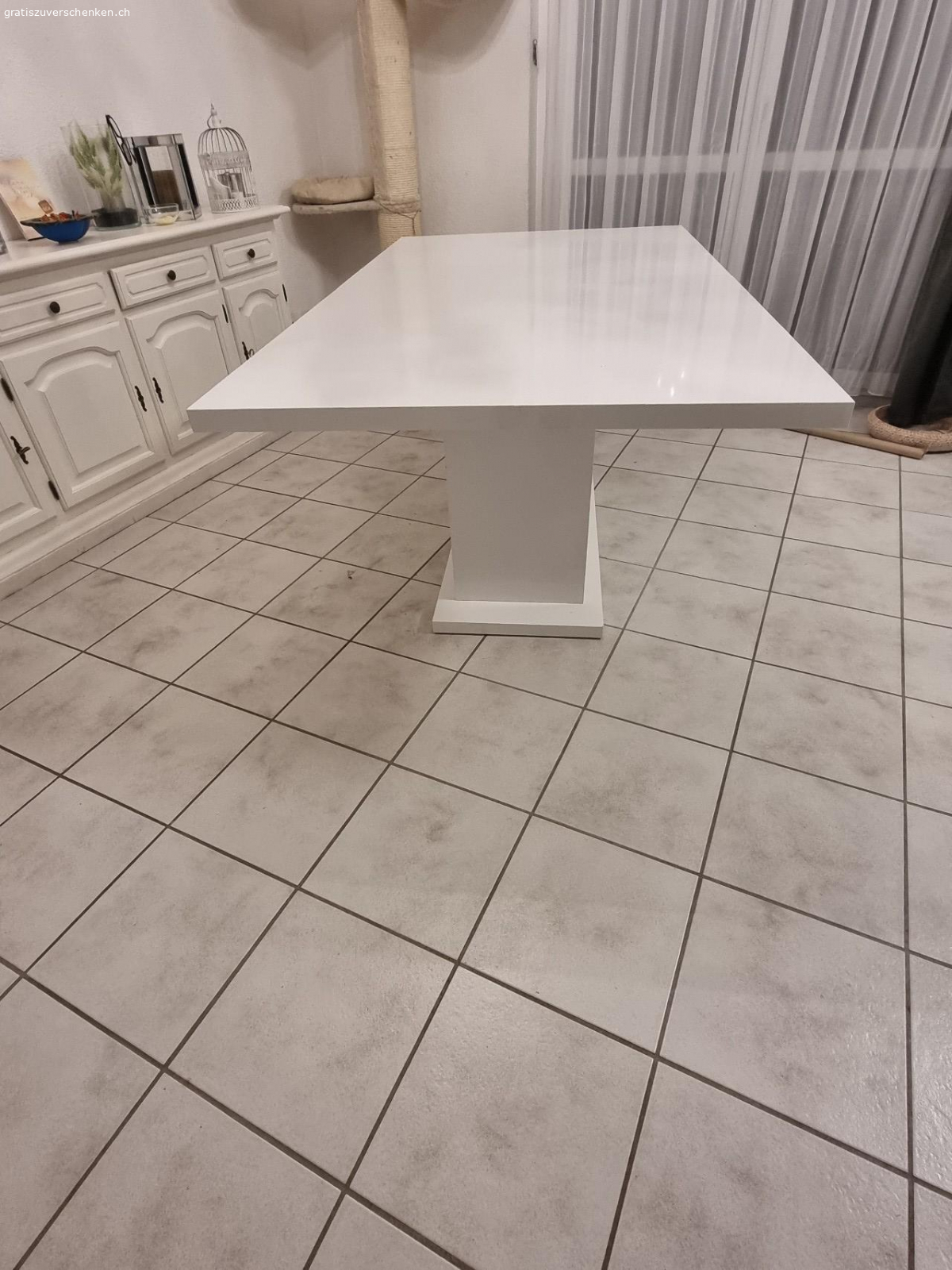 Designer Esstisch hochglanz. Esstisch weiss 180cm x 100cm zum ausziehen. (Verlängerung 45cm). Höhe 75.5 cm. Kann je nach Bedarf beleuchtet werden. Mit Gebrauchsspuren.

Muss in 4618 Boningen abgeholt werden
