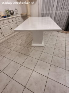 Designer Esstisch hochglanz. Esstisch weiss 180cm x 100cm zum ausziehen. (Verlängerung 45cm). Höhe 75.5 cm. Kann je nach Bedarf beleuchtet werden. Mit Gebrauchsspuren.

Muss in 4618 Boningen abgeholt werden